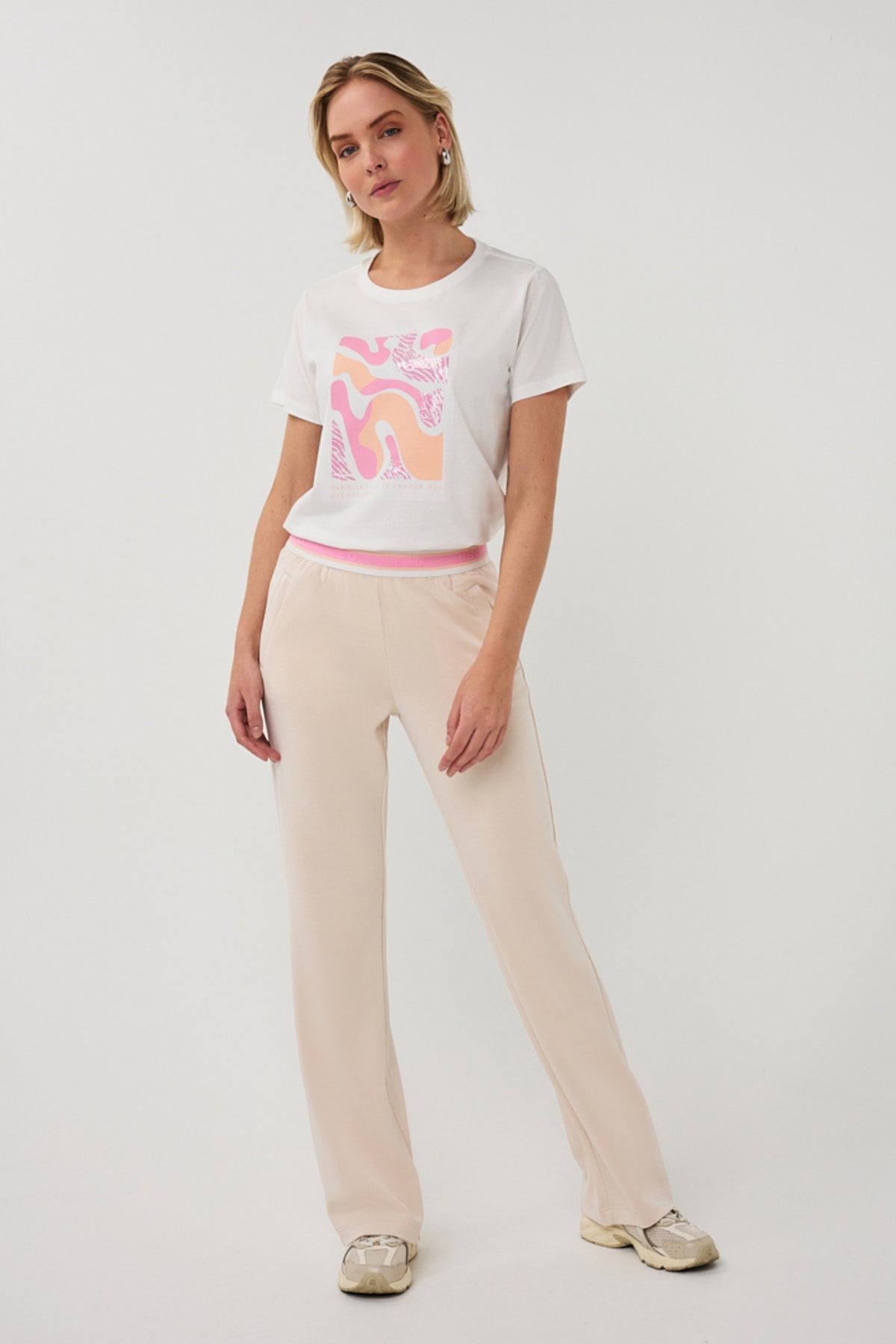 Offwhite EsQualo T-shirt Paris met rozenprint, casual stijl, korte mouwen en ronde hals.