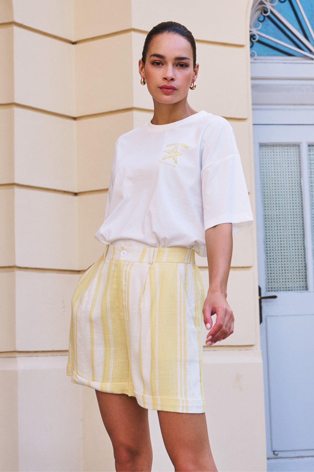 Offwhite T-shirt van EsQualo met gele sterprint, casual kledingstuk voor dames en heren, comfortabel en stijlvol.