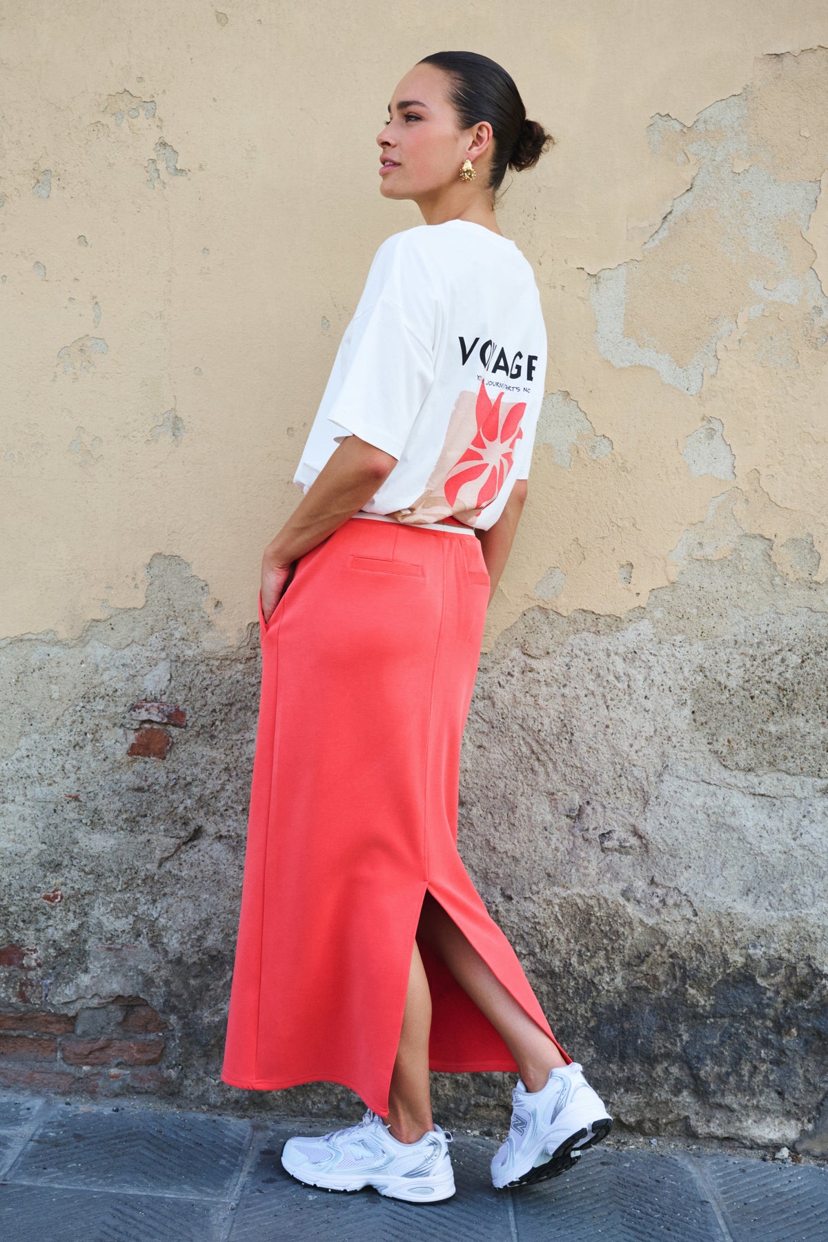 Offwhite en rode EsQualo T-shirt Voyages met grafisch ontwerp, korte mouwen en comfortabele pasvorm.