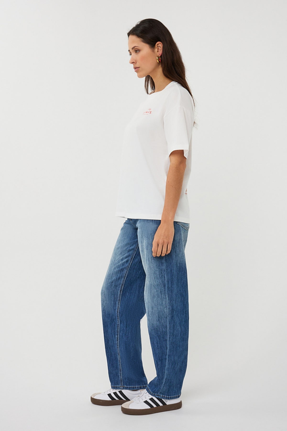Offwhite en rode EsQualo T-shirt met voyageprint, casual model met korte mouwen en ronde hals, zichtbaar in de afbeelding.