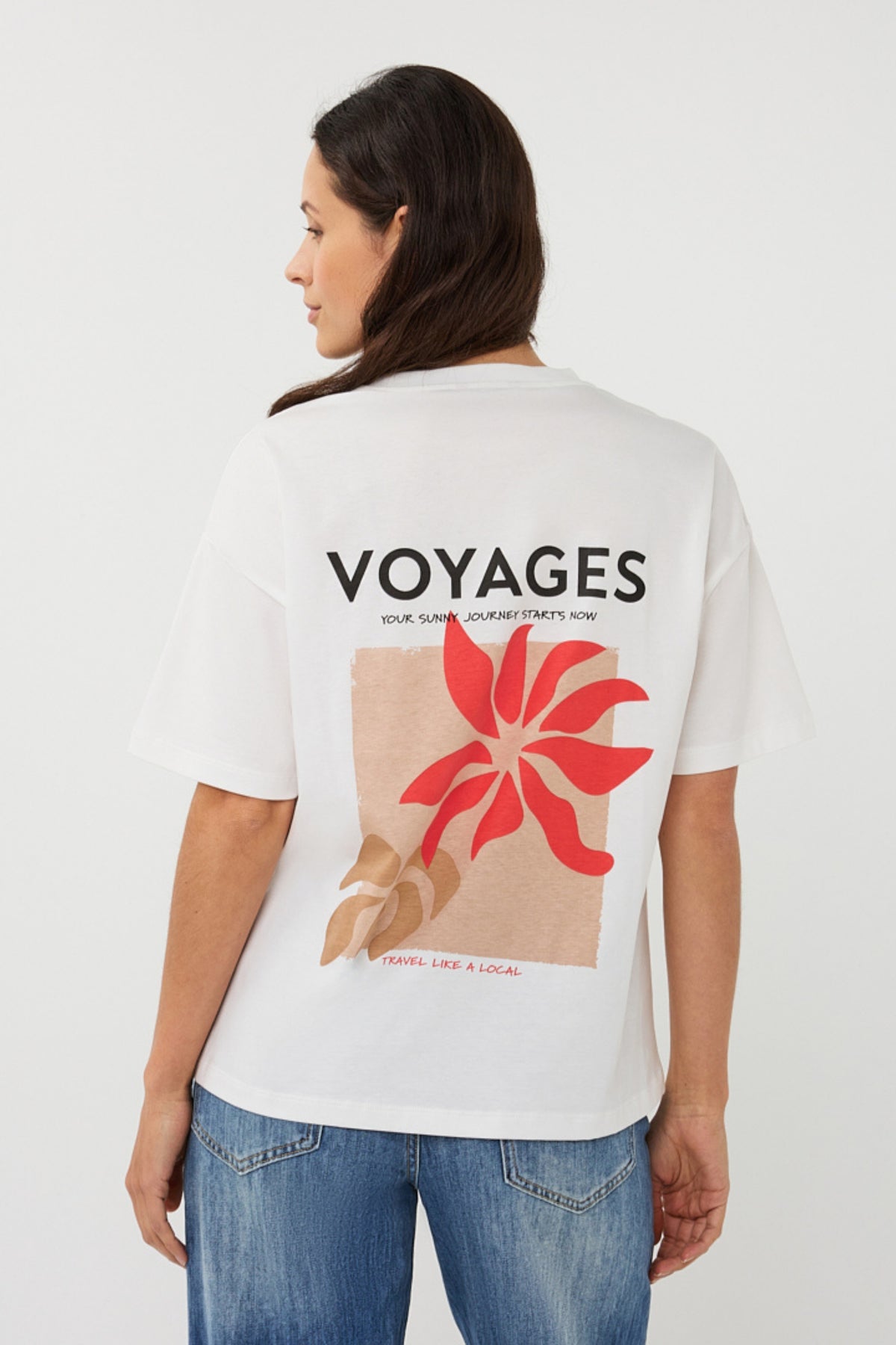 Offwhite en rode EsQualo T-shirt Voyages met print, katoenen stof en casual pasvorm, zichtbaar op de afbeelding.