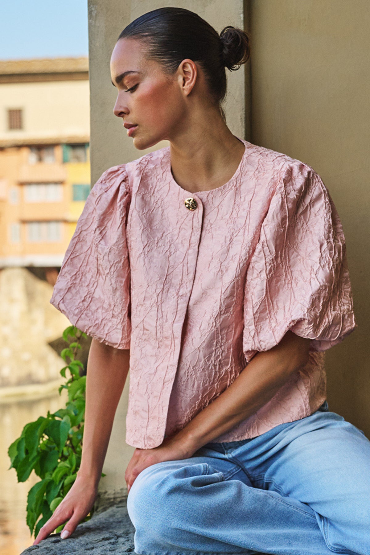 EsQualo top met ballonmodel en jacquard patroon in faded rose, modieuze damesblouse met ruches en elegante details.