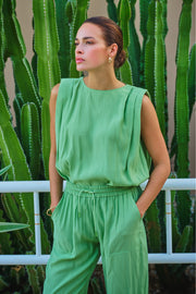 Crinkle modal top van EsQualo in jungle groen, met losse pasvorm en stijlvolle uitstraling, zichtbaar in de afbeelding.