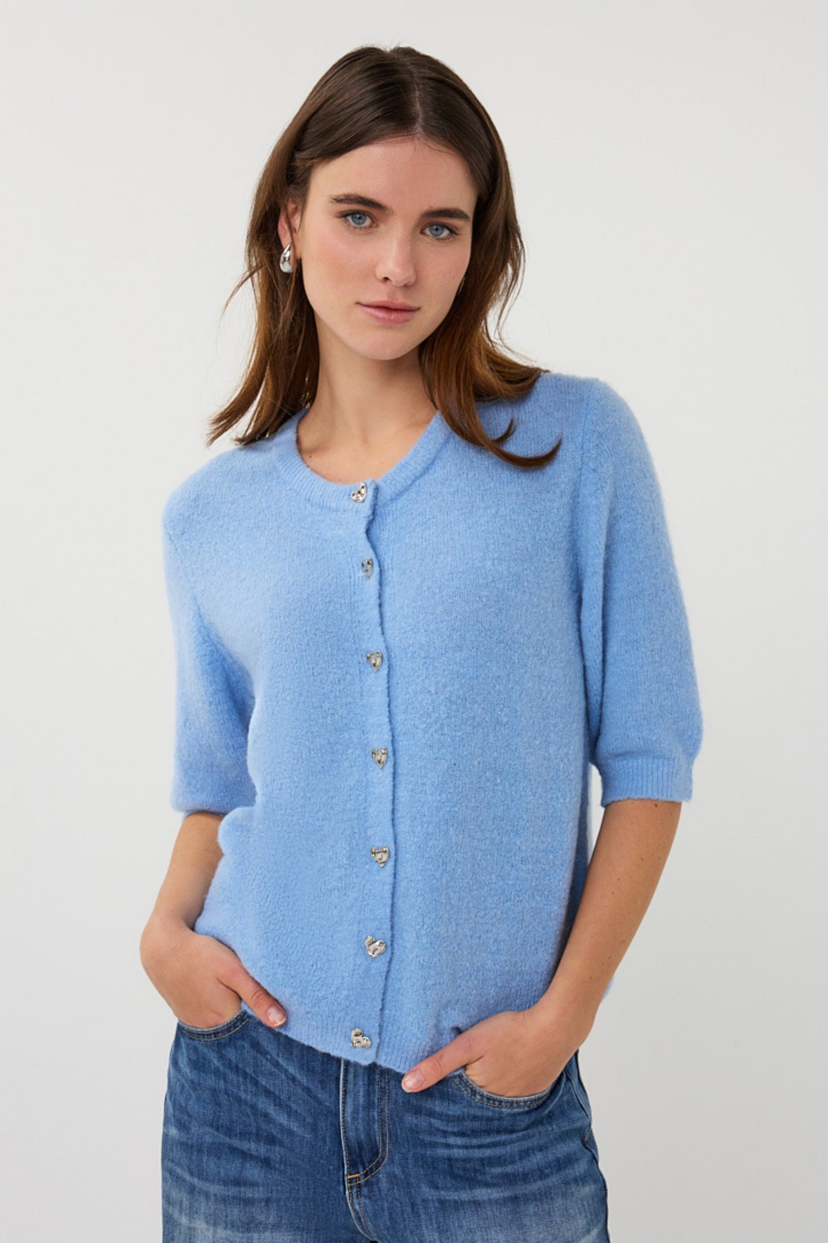 EsQualo vest met opvallende knopen in Pacific Blue, elegant en modieus voor dames, close-up van de details en knopen.