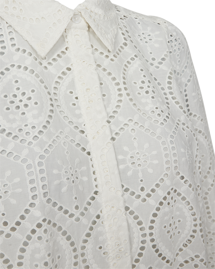 Offwhite blouse van Freequent Fqagy Starr met ronde hals en losvallende pasvorm, getoond op een model.