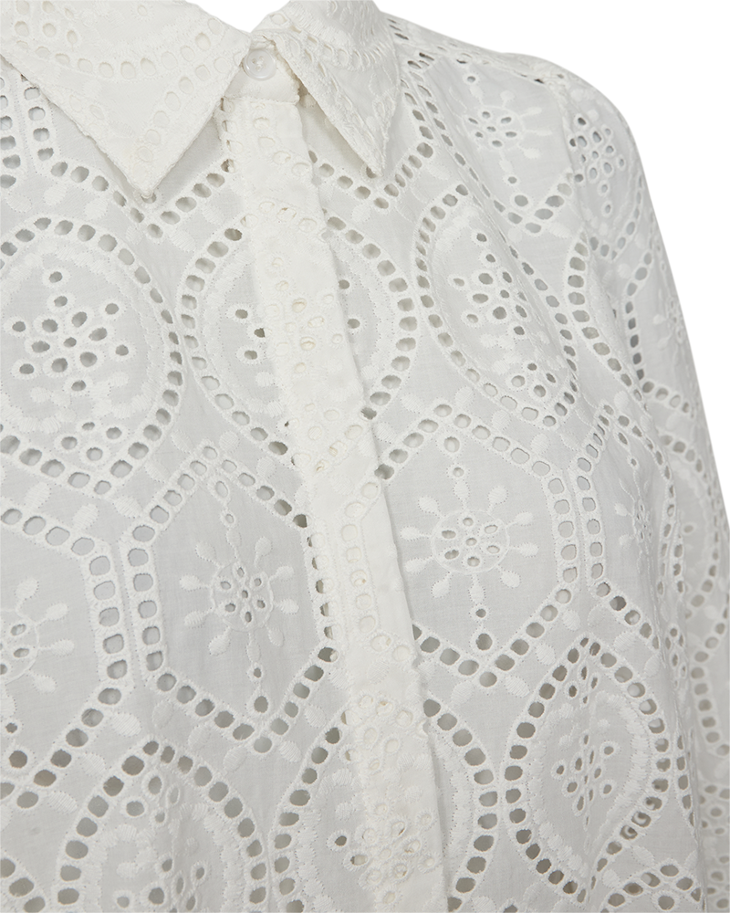 Offwhite blouse van Freequent Fqagy Starr met ronde hals en losvallende pasvorm, getoond op een model.
