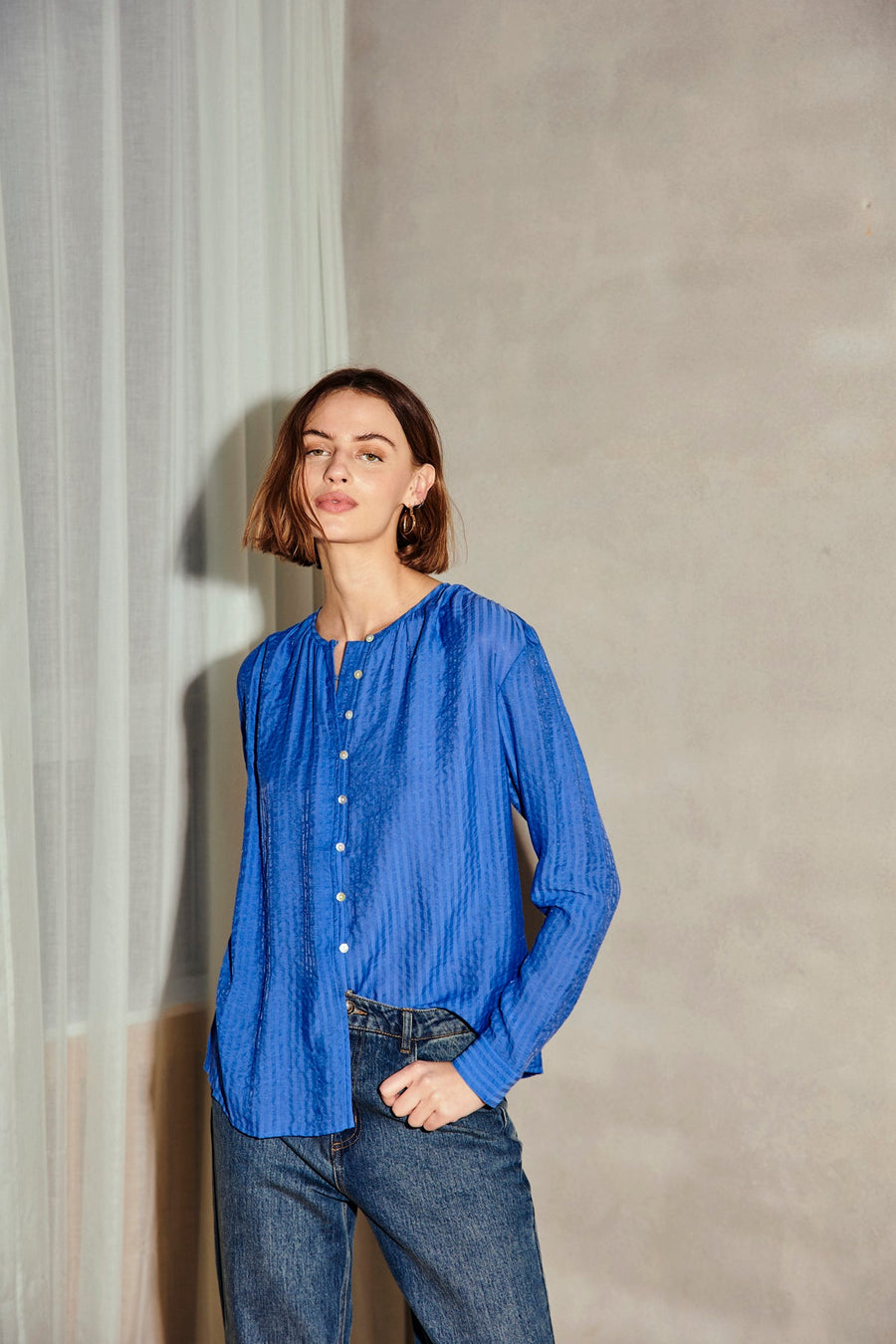 Blouse Freequent Fqbalana in wedgewood blauw met lange mouwen en losse pasvorm, getoond op een model.