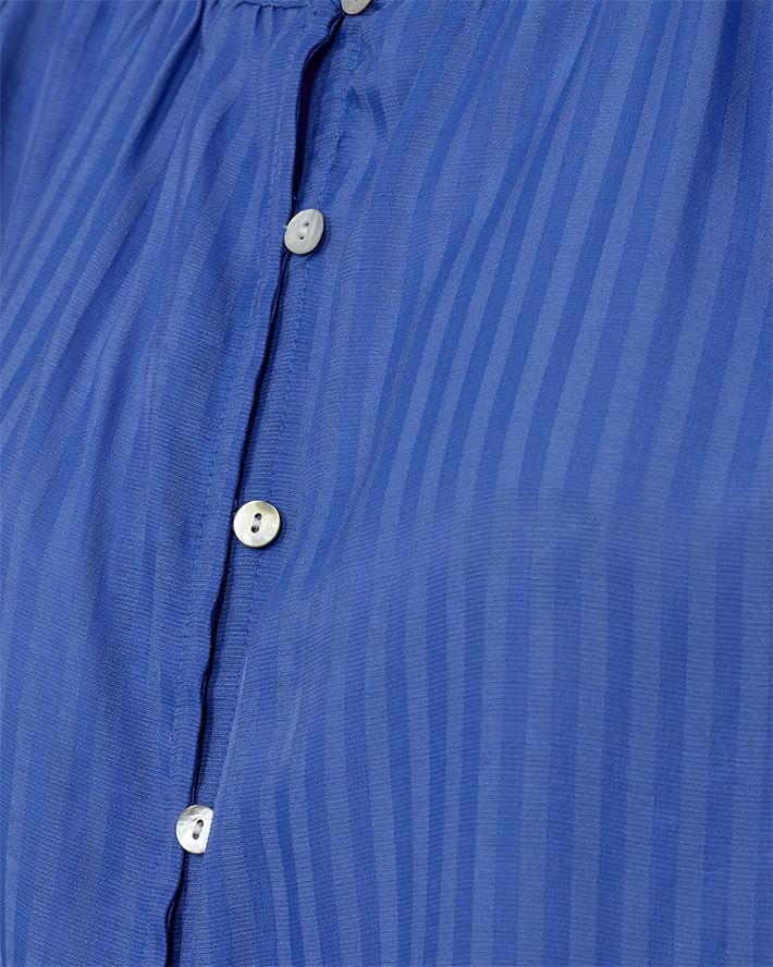 Blouse Freequent fqbalana in wedgewood blauw, met losse pasvorm en korte mouwen, gedragen door een model.