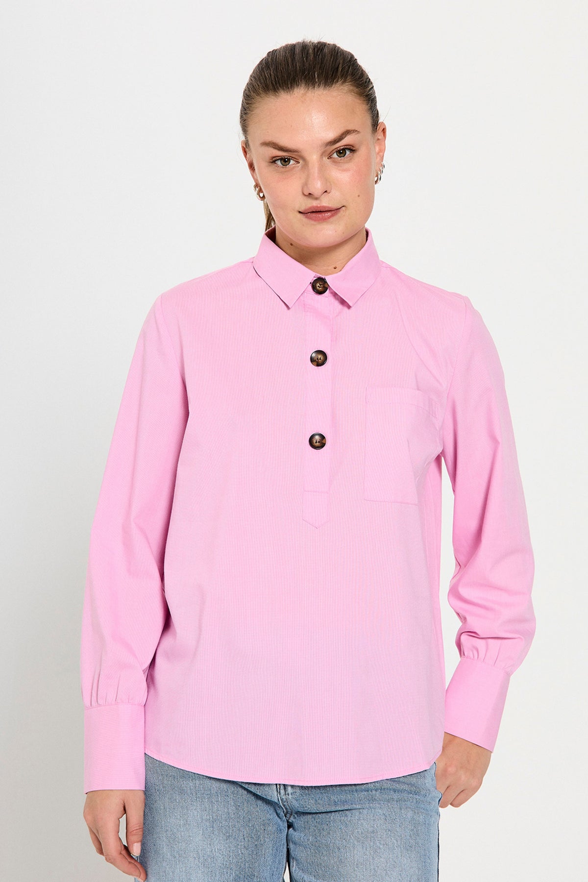 Lila blouse Fqflynn van Freequent, zacht en comfortabel met een losvallende pasvorm, zichtbaar in de afbeelding.