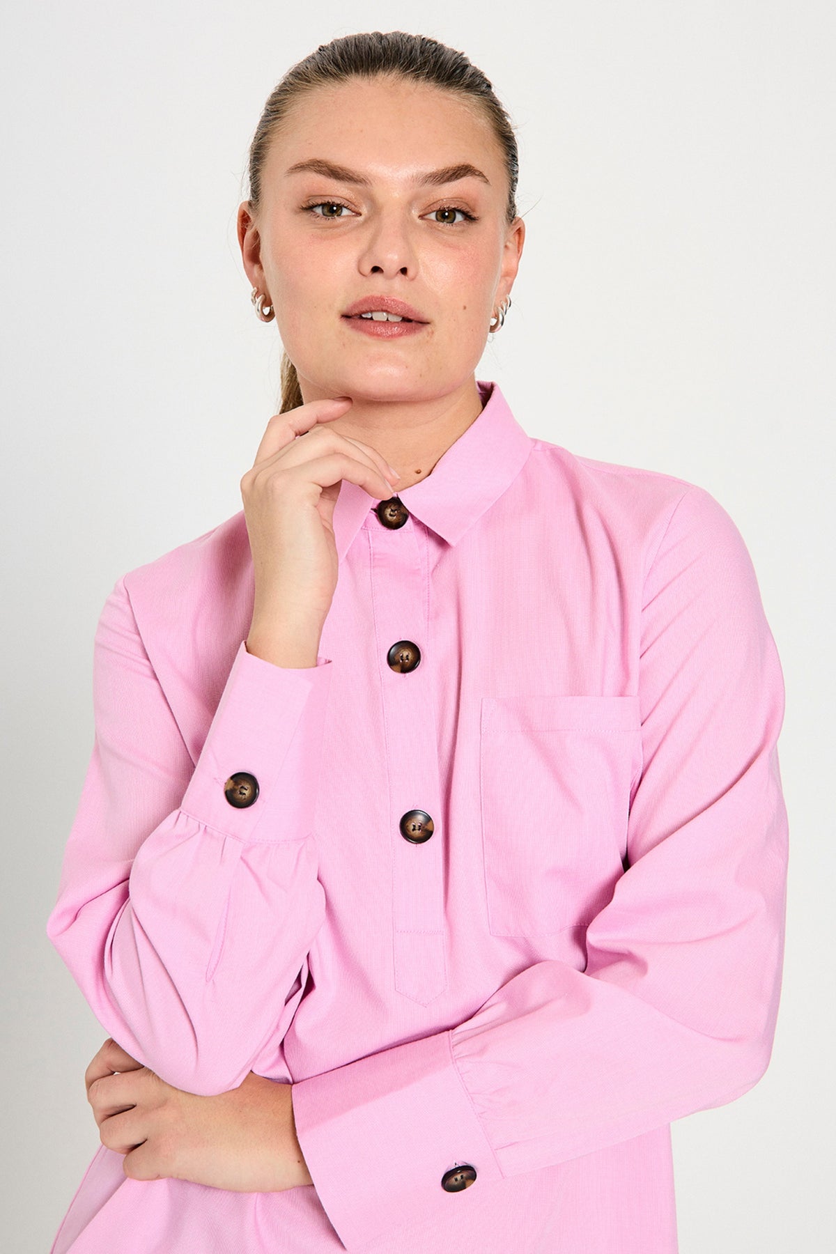 Lila blouse van Freequent genaaid met zachte stof, gedetailleerd met knoopsluiting en lange mouwen, voor een stijlvolle look.