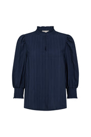 Lichte blauwe blouse van Freequent, Fqgrsvalse Salute 206362, met elegante boorden en knoopsluiting, gedragen door een model.