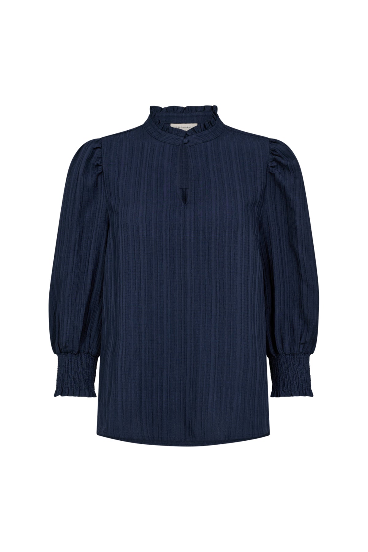 Lichte blauwe blouse van Freequent, Fqgrsvalse Salute 206362, met elegante boorden en knoopsluiting, gedragen door een model.