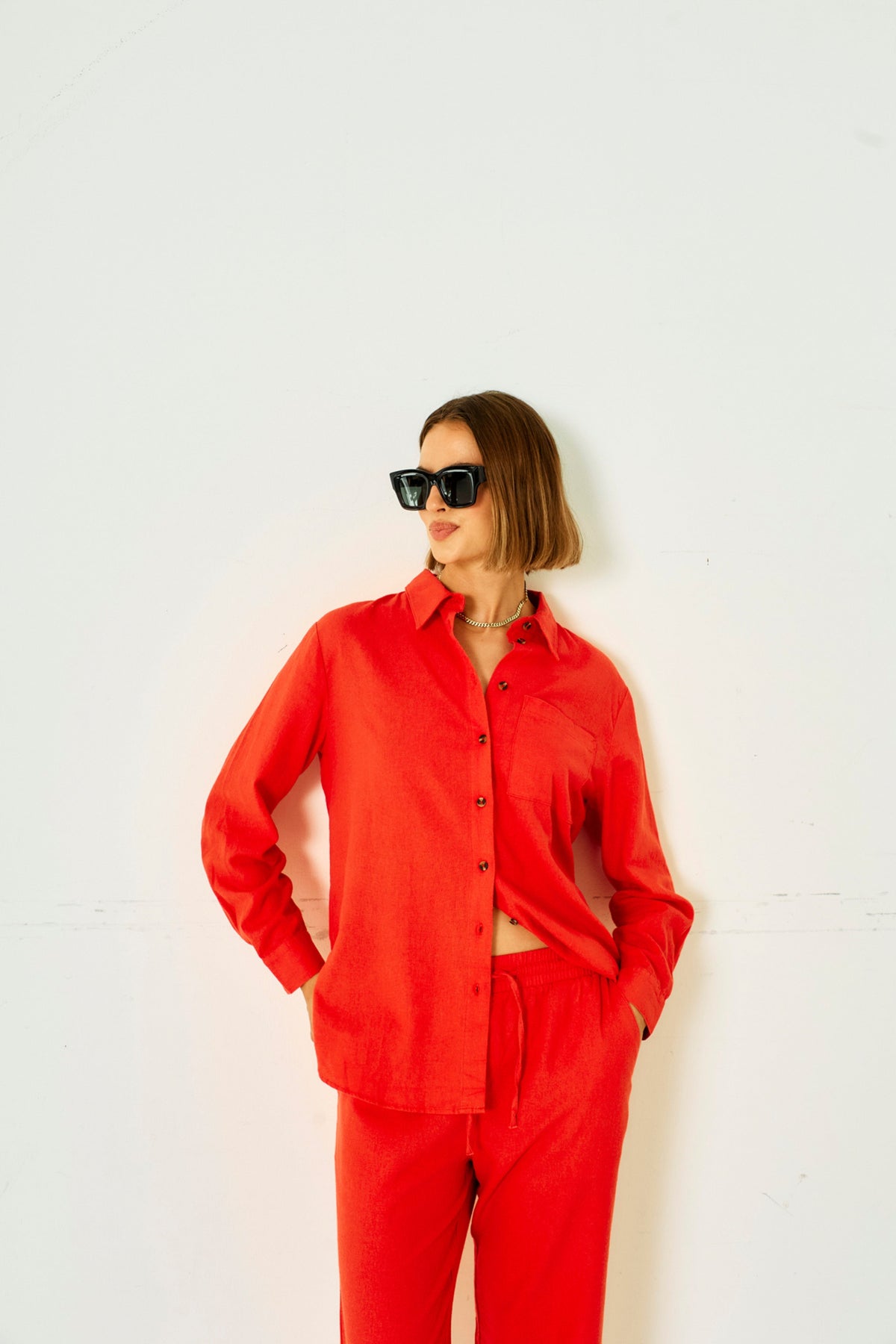 Blouse Fqlava Bittersweet van Freequent met lange mouwen en elegante details, gedragen door een model.