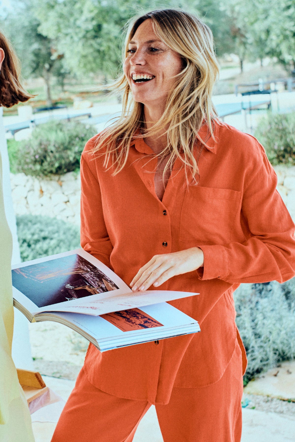 Blouse Fqlava Bittersweet van Freequent, lichtgewicht en losvallend met lange mouwen en vrolijke print.