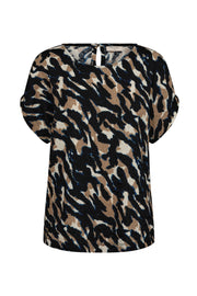 Zwarte blouse Fqnalia van Freequent met zilveren details, zachte stof en elegante pasvorm, zichtbaar in de afbeelding.