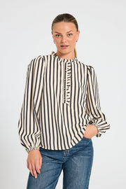 Offwhite en zwarte blouse van Freequent met sterdetail, zichtbare stoffen en stijlvolle pasvorm.