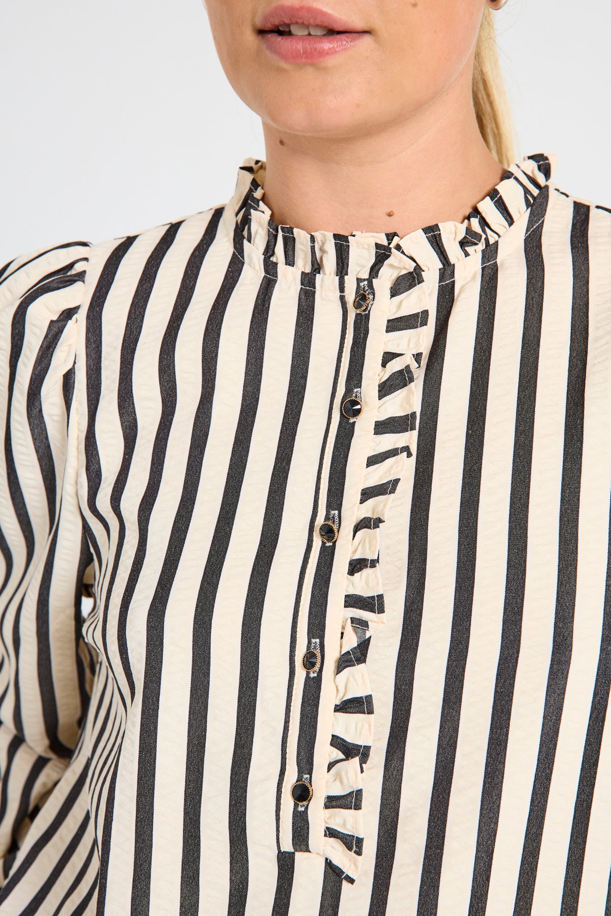 Offwhite en zwarte blouse van Freequent met sterpatroon, zachte stof en losse pasvorm, ideaal voor een casual look.