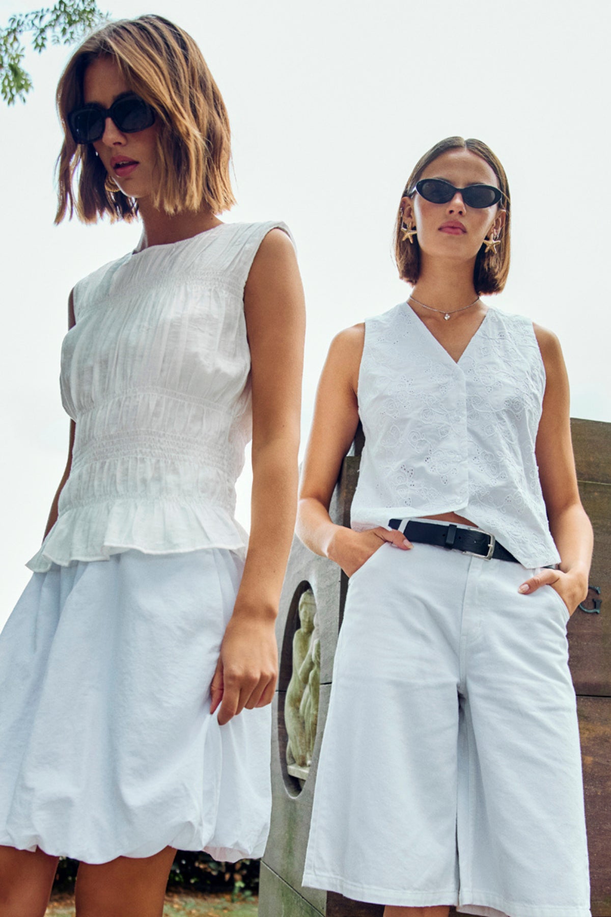 Wit Freequent Gilet Fquniqua Brilliant White 206489, dunne sleeveless jas met rits en stijlvolle pasvorm.