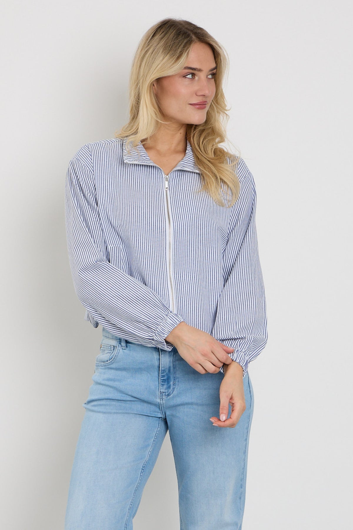 Freequent Fqkaro Star offwhite navy blazer, stijlvolle jas met knopen en revers, perfect voor zakelijke en casual gelegenheden.
