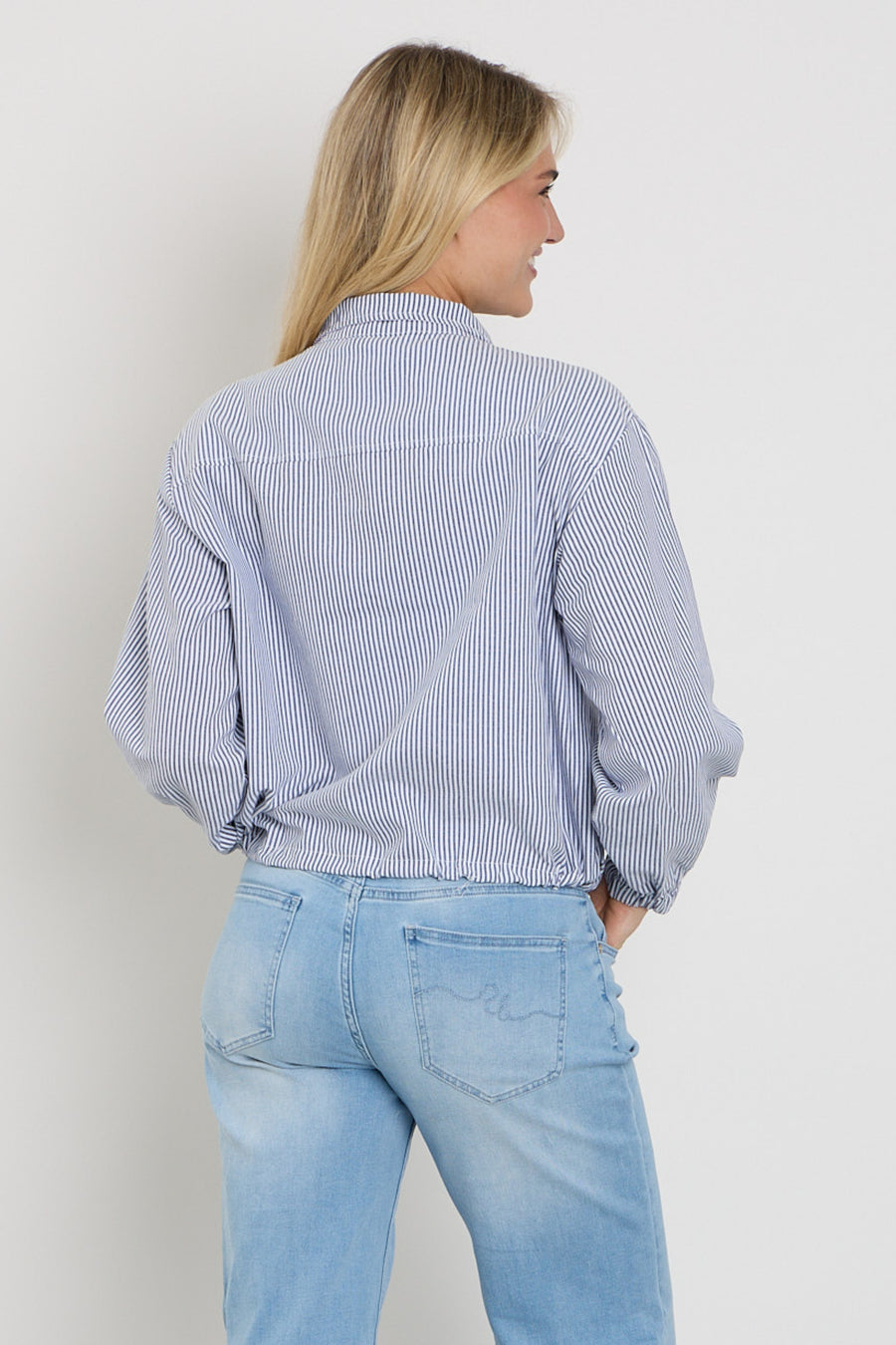 Freequent Fqkaro Star navy blazer met offwhite details, stijlvolle damesjas met knoopsluiting en reverskraag op een witte achtergrond.