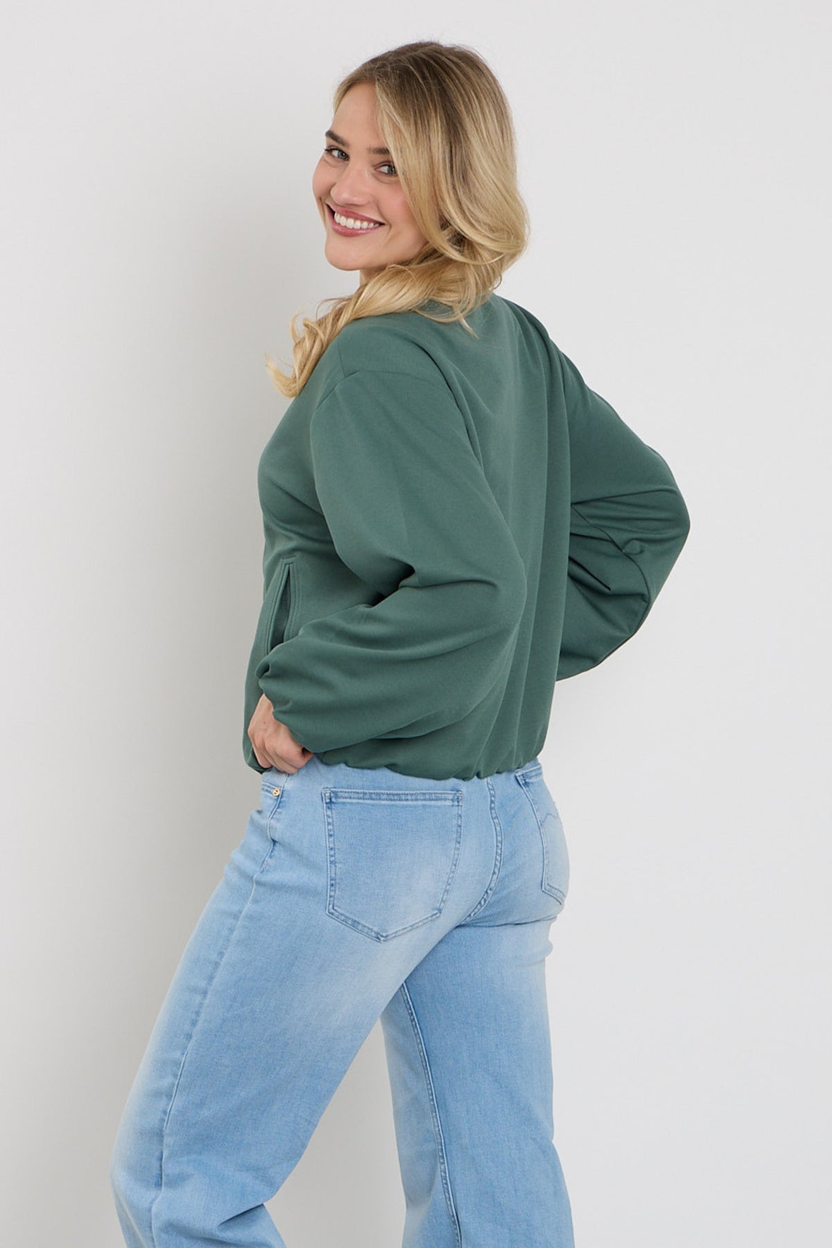 Donkere groene Freequent Fqnanni jas met capuchon en ritssluiting, geschikt voor dames, getoond in de afbeelding.