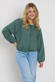 Donkere groene Freequent Fqnanni jas met capuchon en rits, getoond op model, geschikt voor herfst en winter.