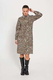 Zilverkleurige jurk Fqmalay Rainy Day van Freequent met zachte mink-afwerking, getoond op een model.