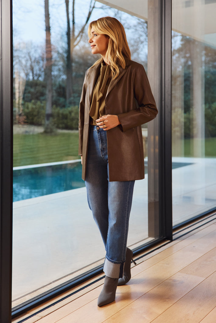 Olijfgroene blazer Charlize van G-maxx, toont de stijlvolle pasvorm en details van deze damesjas.