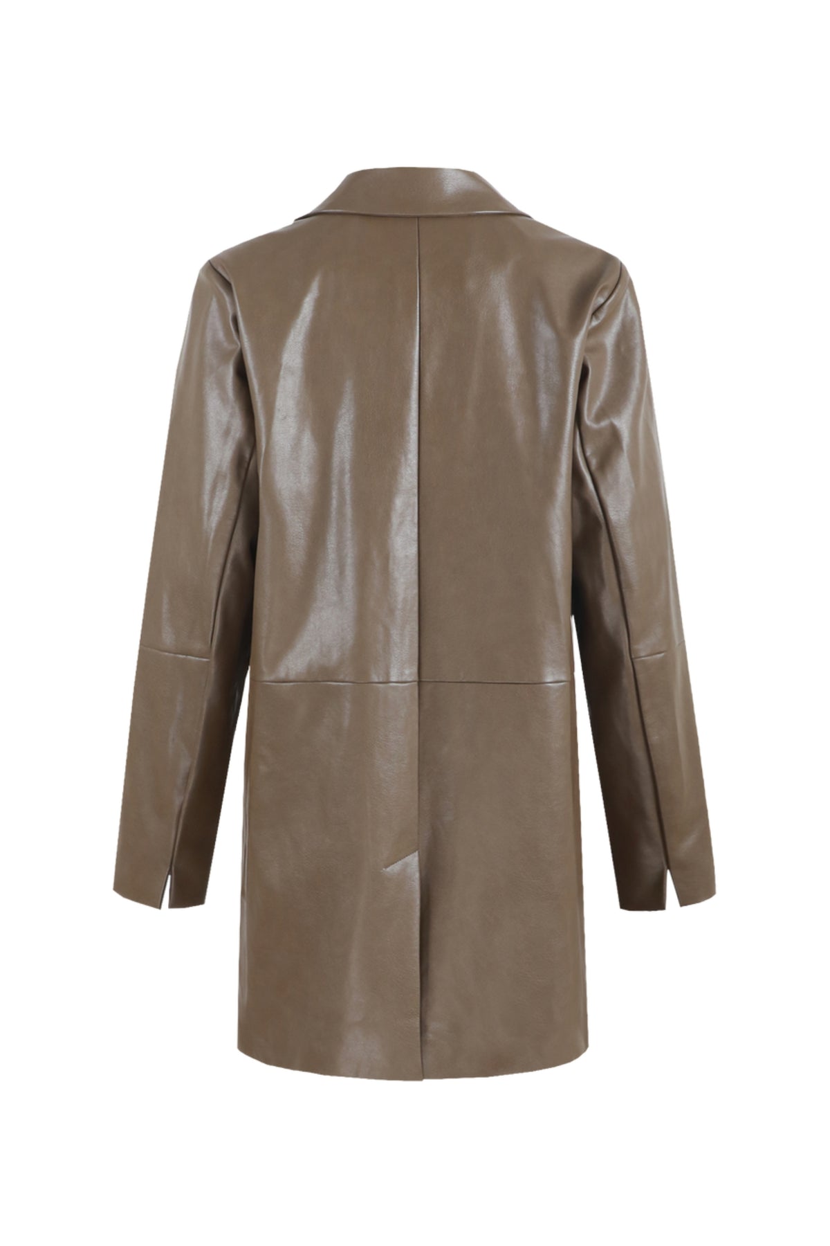 Groene blazer Charlize van G-maxx met knopen en revers, gedragen door een persoon in een stijlvolle setting.
