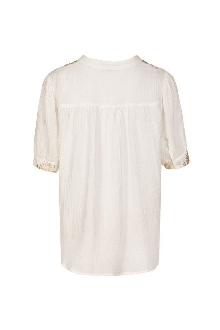 Offwhite blouse Christy van G-maxx met elegante pasvorm en knoopdetails, getoond op een model.