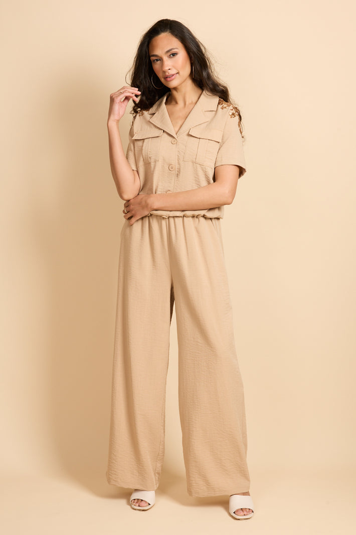 Camelkleurige blouse Maeva Kint van G-maxx met korte mouwen en losvallend ontwerp, gedragen door een model op een lichte achtergrond.