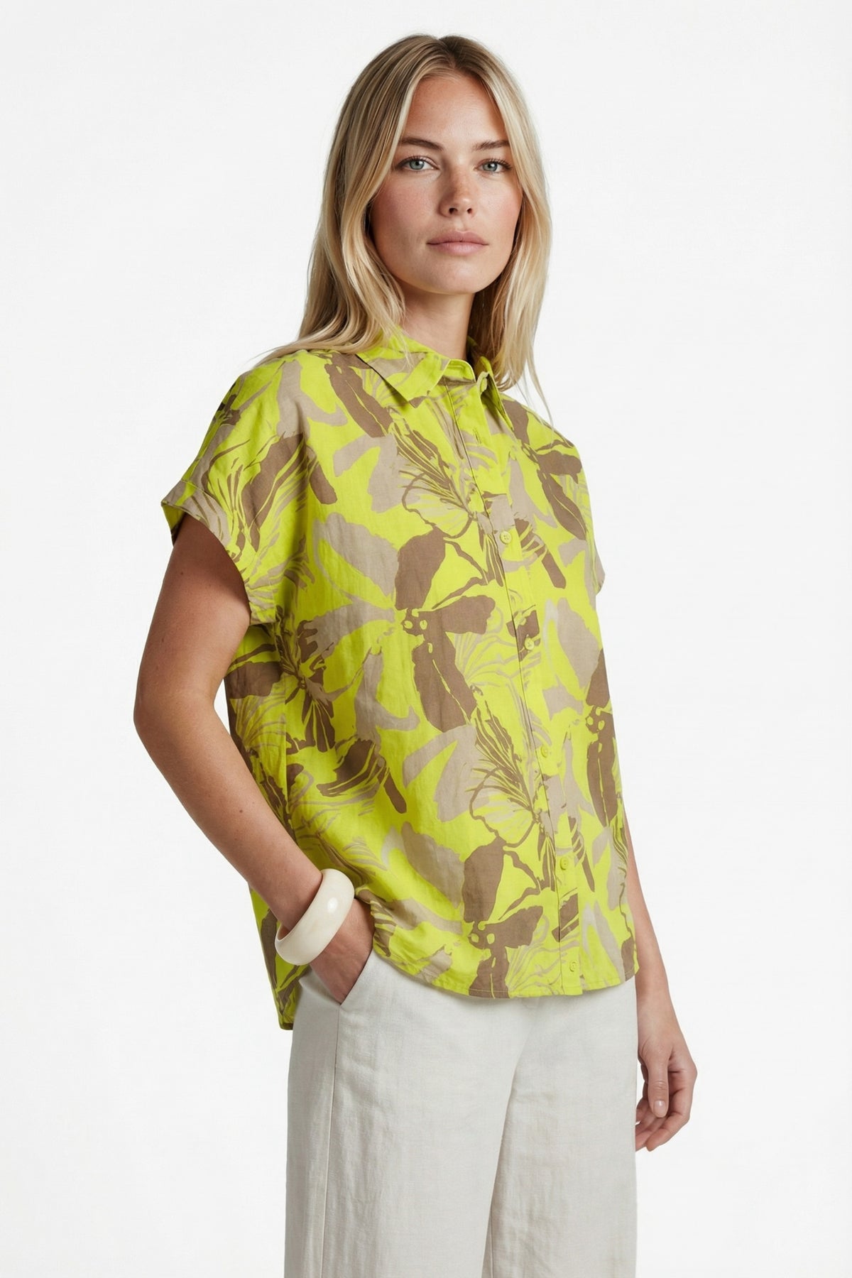 G-maxx blouse Nanna Cyber Lime Walnut, lichtgroene en bruine blouse met lange mouwen en losvallende pasvorm op afbeelding.