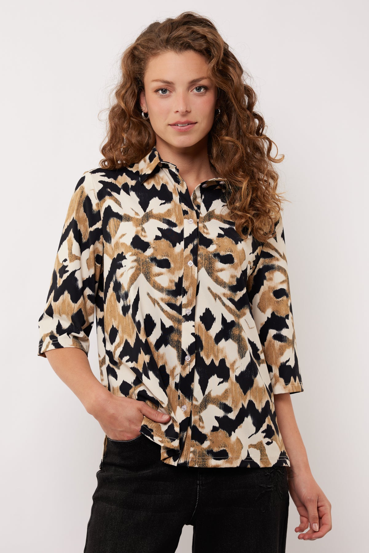 G-maxx blouse Uma in licht camel en zwart, met ronde hals en lange mouwen, gedragen door een model.
