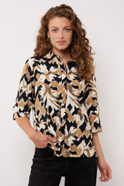 G-maxx blouse Uma in licht camel en zwart, met ronde hals en lange mouwen, gedragen door een model.