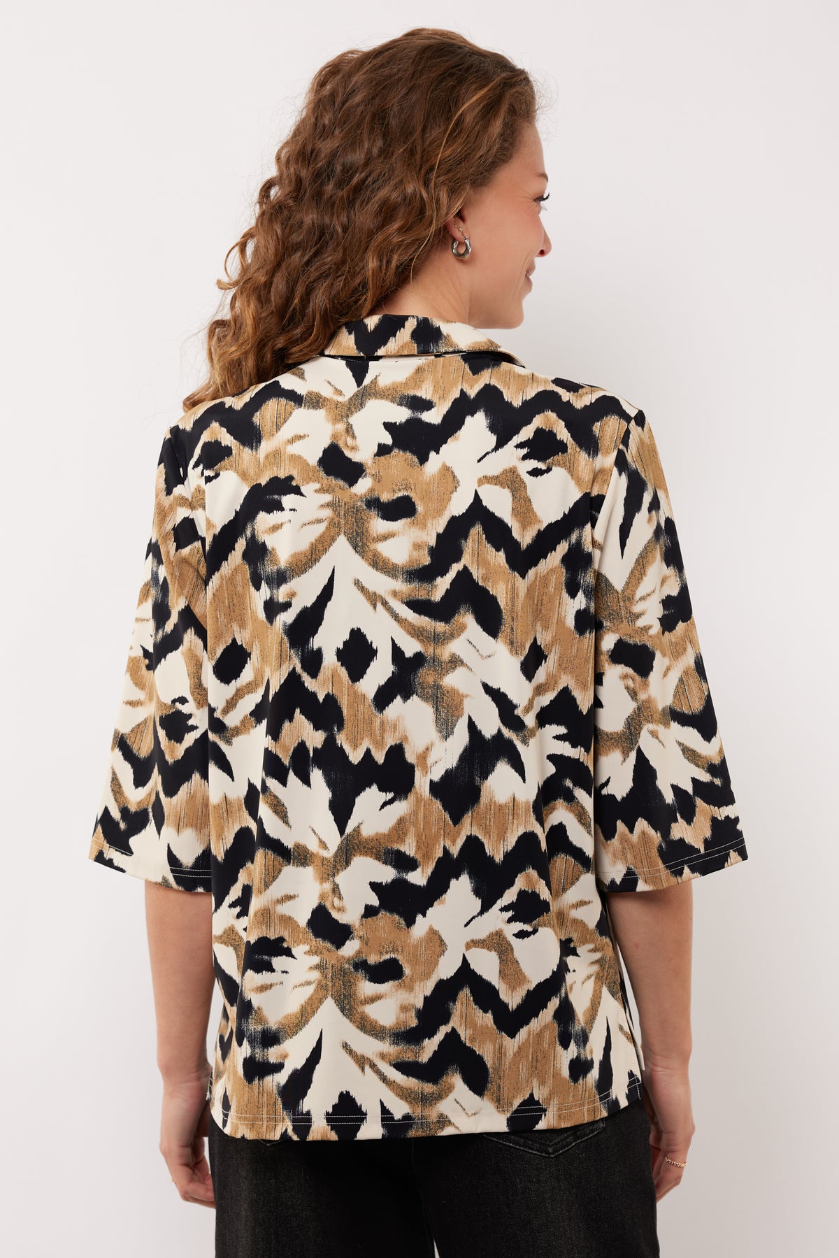 Blouse Uma van G-maxx in licht camel en zwart, getailleerd met lange mouwen en knoopsluiting, geschikt voor casual en formele stijl.