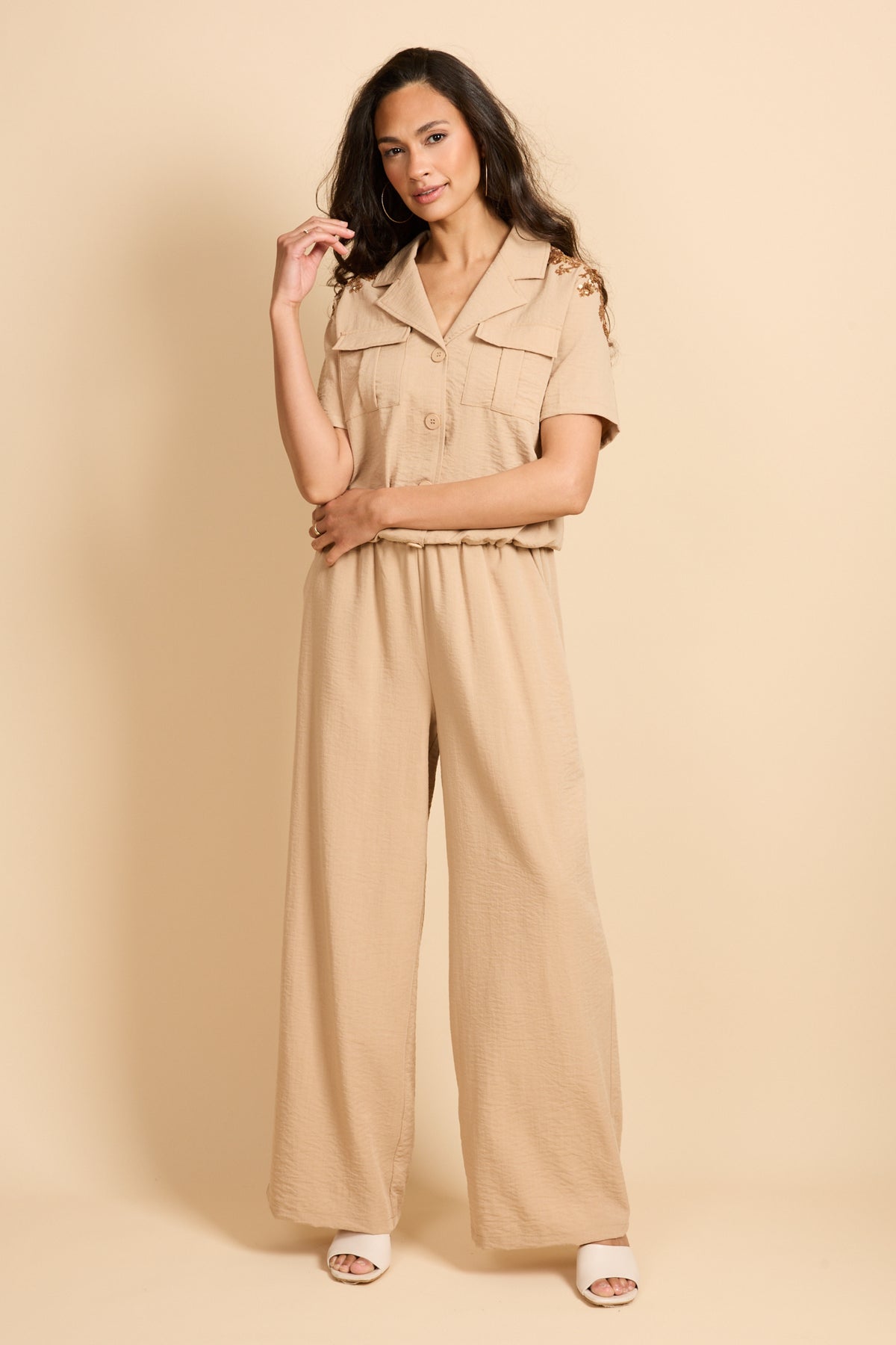 G-maxx Minou Kint camel broek met elastische taille en rechte snit, zichtbaar op de afbeelding.