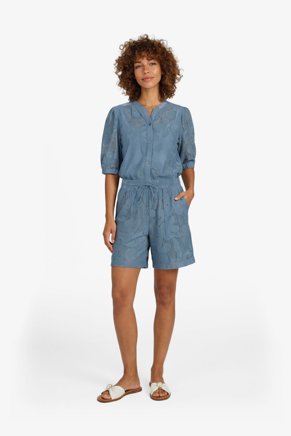 Lichtblauwe korte jeans van G-maxx Lilja, denim stijl, met details zichtbaar in de afbeelding.