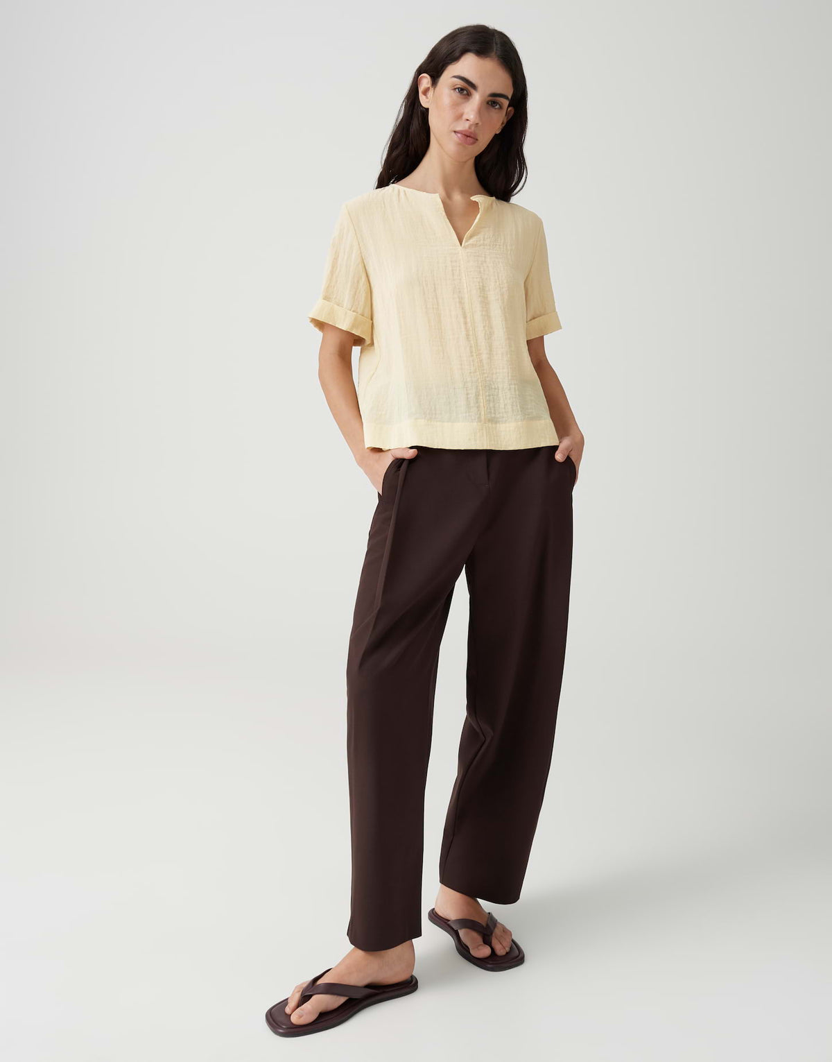 Gele blouse Filkara Honey Butter van Opus, dameskleding, getailleerd shirt met lange mouwen en ronde hals, gedragen door een model.