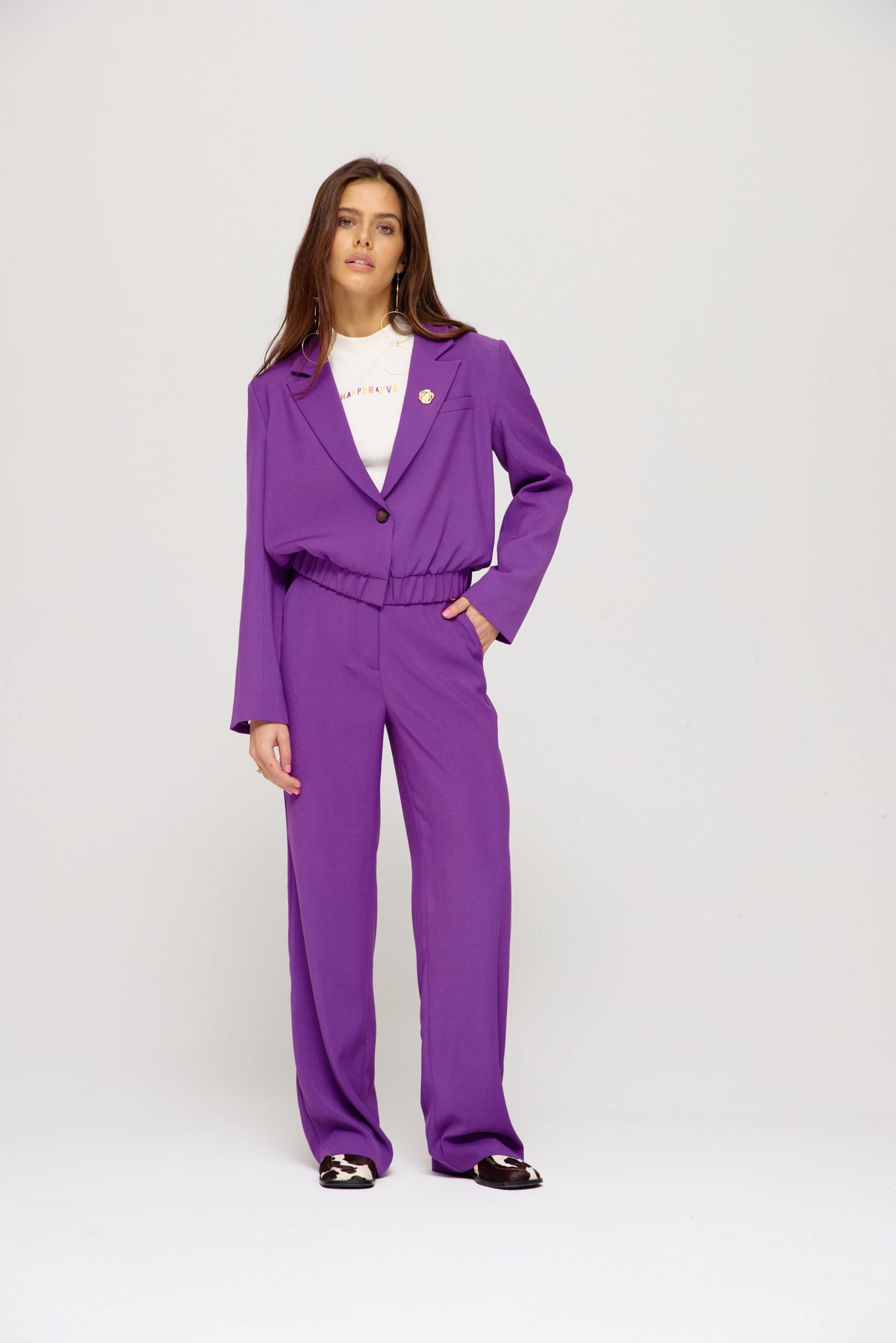 Harper & Yve Blazer Frederique in dieppaarse kleur, stijlvolle damesblazer met knoopsluiting en fitted pasvorm, close-up detail.