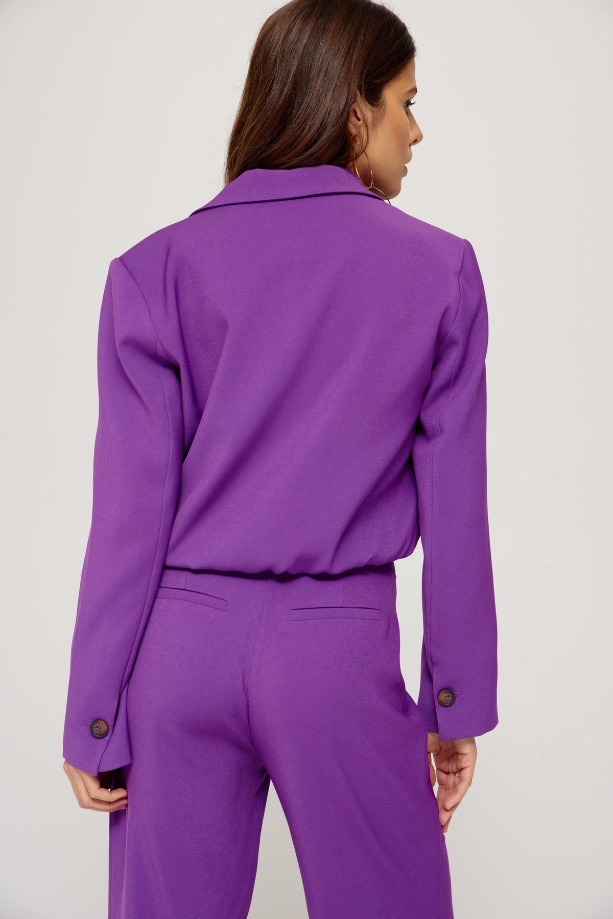 Harper & Yve blazer Frederique in diepe violet kleur, getoond op model met knoopsluiting en stijlvolle pasvorm