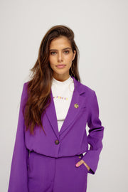 Harper & Yve blazer Frederique in diep violet, close-up van de geklede blazer met knopen en revers.