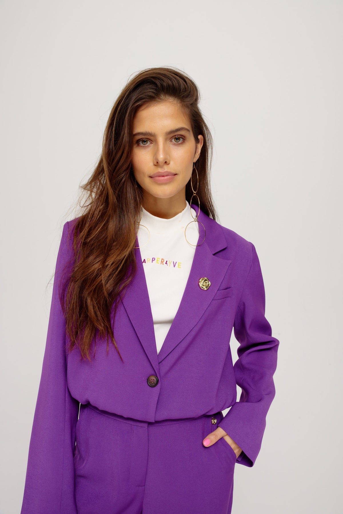 Harper & Yve blazer Frederique in diep violet, close-up van de geklede blazer met knopen en revers.