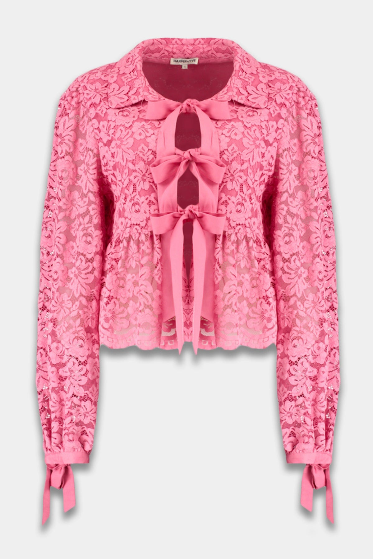 Harper & Yve blouse Maral in bittersweet pink, korte mouwen en losvallende pasvorm, detailfoto van de stijlvolle blouse.