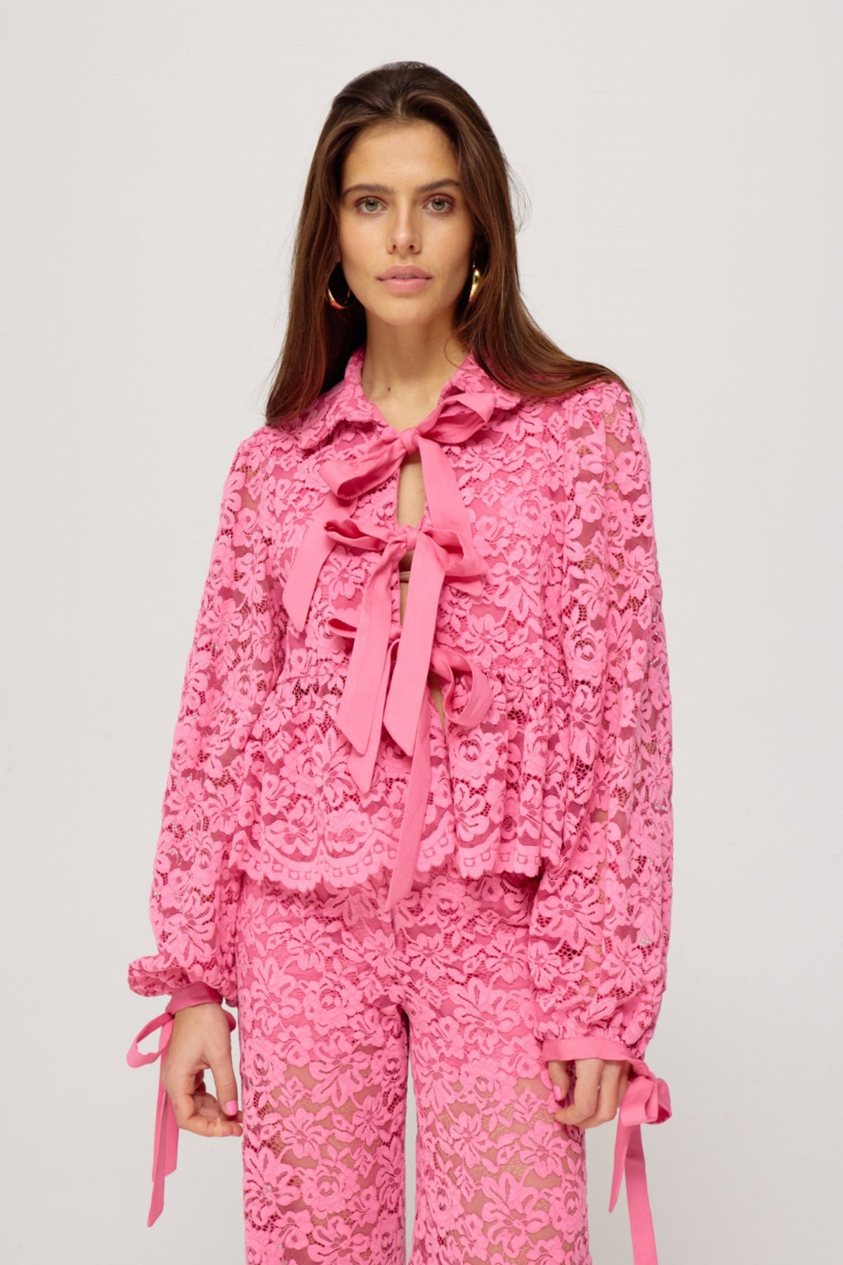 Harper & Yve blouse Maral in bittersweet pink met korte mouwen en losse pasvorm, gedragen door een model.