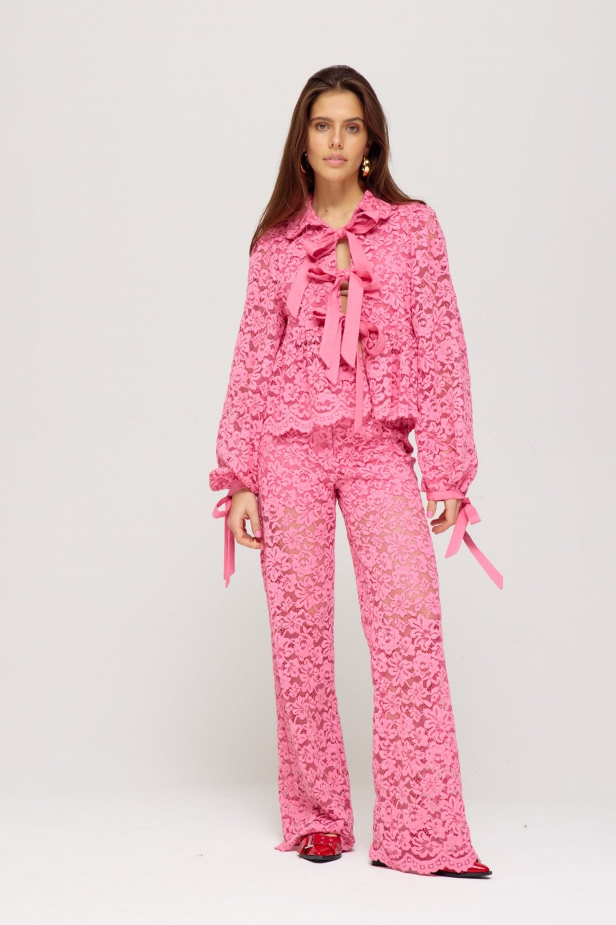 Harper & Yve blouse Maral in bittersweet pink met lange mouwen en ronde hals, gedragen door een model.