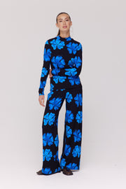Blauwe broek Jane van Harper & Yve met bloemenprint, zomerse stijl, getoond op model.