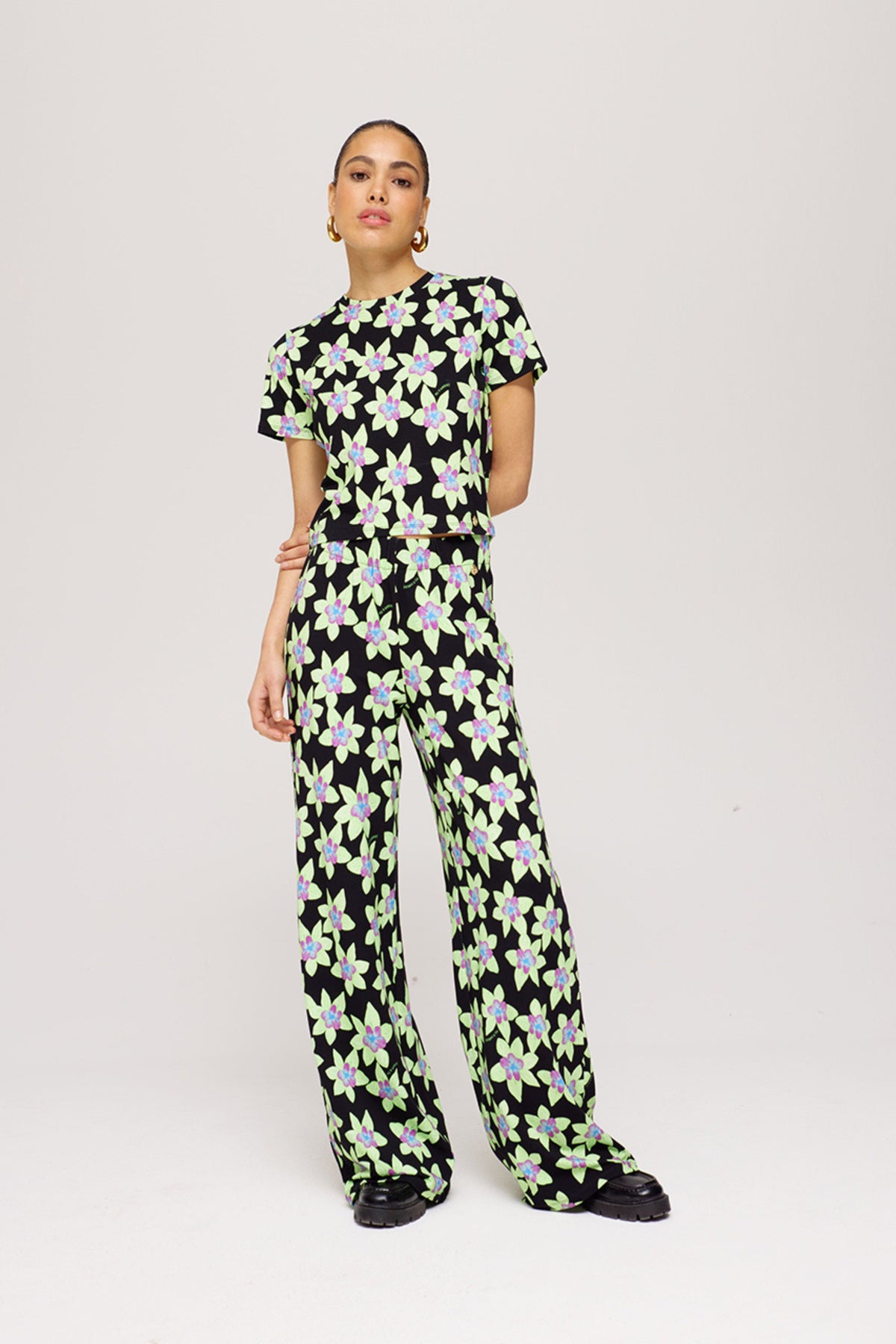 Groene broek Jane van Harper & Yve met bloemenprint, casual en stijlvol, perfect voor lente en zomer.