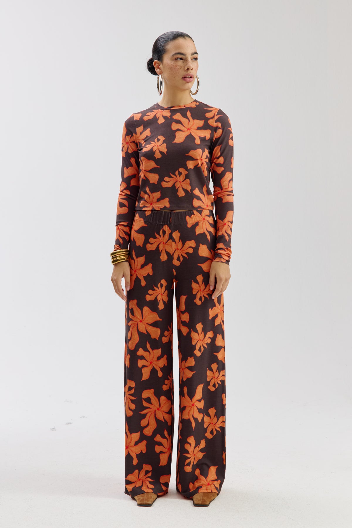 Oranje Harper & Yve Jane Wild Flower broek met bloemenprint en rechte pasvorm, gelegen op een witte achtergrond