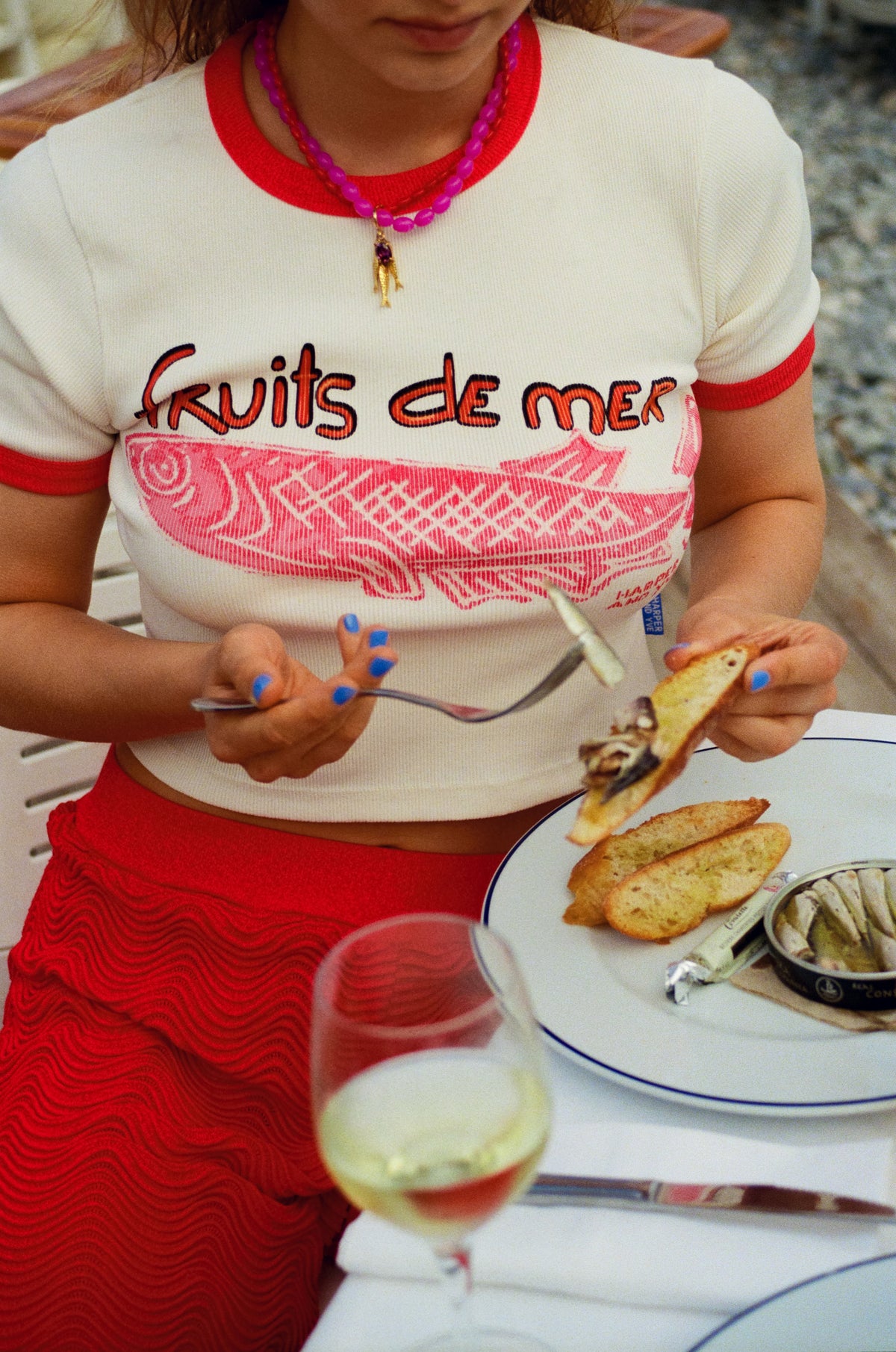 Ecru T-shirt Fruits de Mer van Harper & Yve met kleurrijke fruit- en zeevruchtendessin, casual stijl, op model gedragen