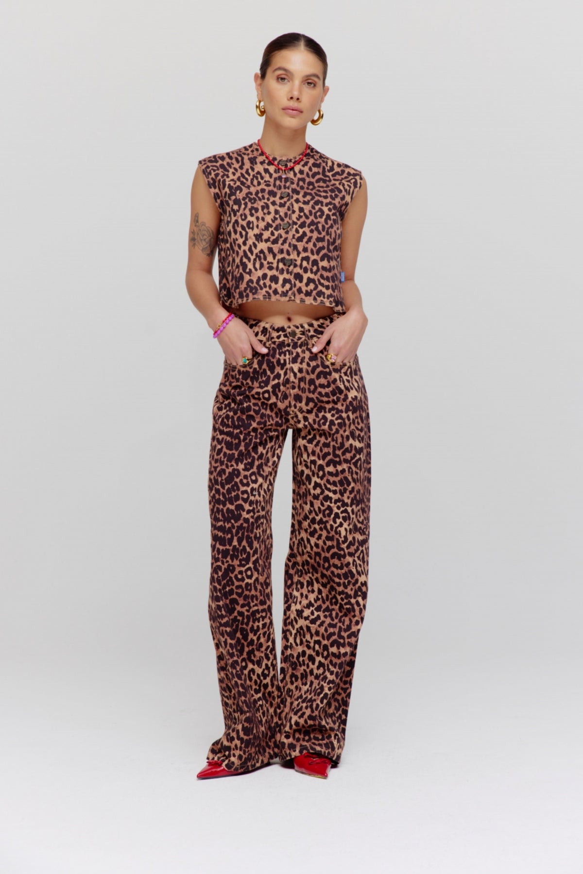 Leopard print broek Mayra Lexie van Harper & Yve, casual damesbroek met print, close-up van de stof en ontwerp.